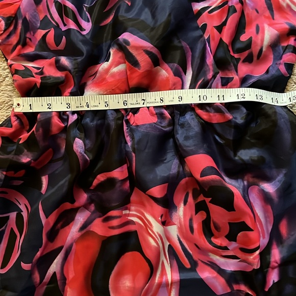 Elegant and sensuous Midi dress - Picture 5 of 10